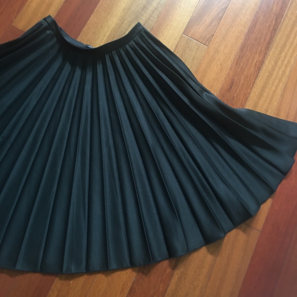 Pleated black skirt size S